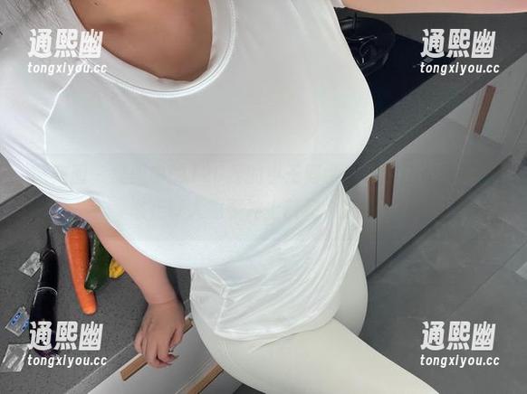 微密圈 - 美图中的120斤的小王同学，长腿搭配自信姿态，让人想要冲上前问个究竟。