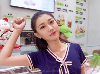 当泳衣变成了束缚——爱丝私拍图包中的那一丝紧绷感