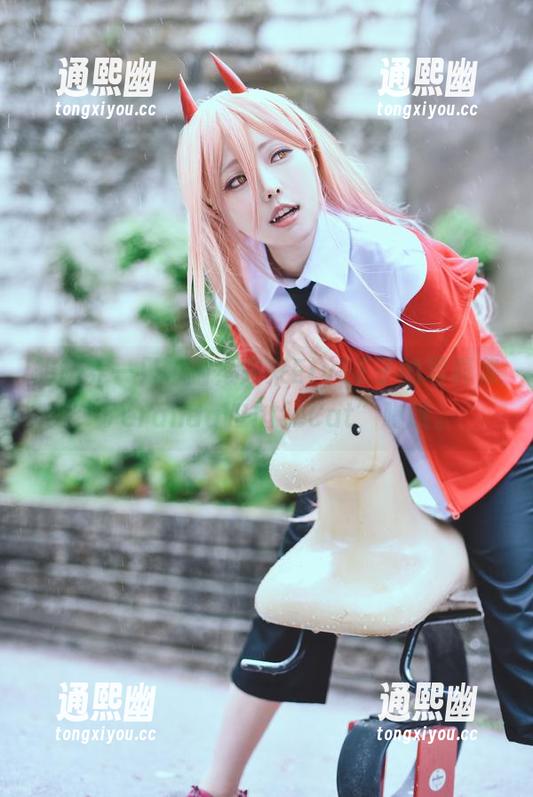 想领养一只白猫？先来ElyEE子的写真集“VerandaWhiteCat”瞧瞧。