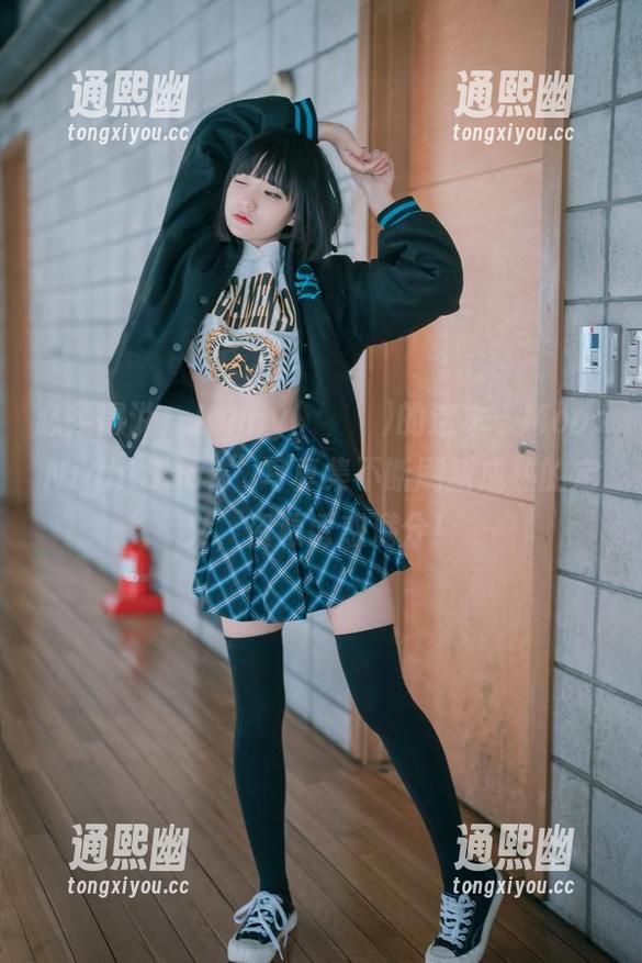 必须得说，Jenny(정제니)的这本“MoonNightSnap”写真集不断刷新成熟的定义，资源诱惑满分！