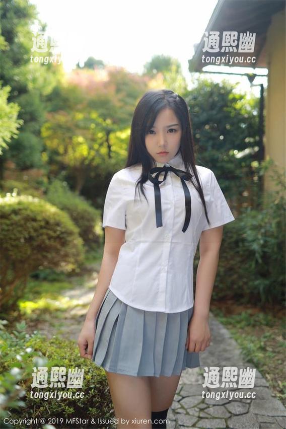 MFStar模范学院-SiByl李思宁 MFStar模范学院 - SiByl李思宁的空姐作品集,听说这套原图摄影师也迷了?