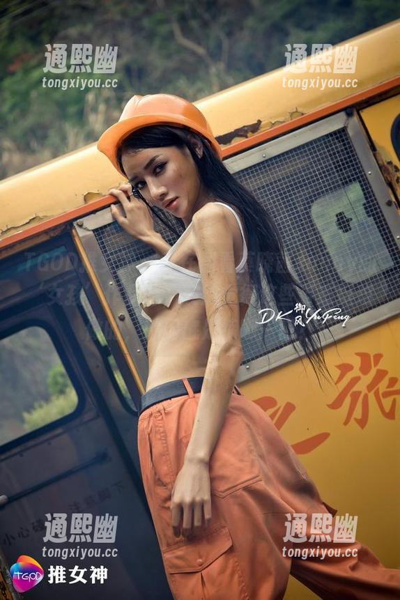 TGOD推女神 - 我在翻看莫晓茜sunny的‘女孩’作品时，突然觉得这些姿态挺难做的，她到底是练哪一门？