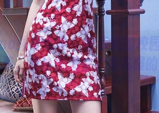 TouTiao头条女神 - 索菲娅的校园写真:一张图册,我偷偷观察了换衣服的同学!