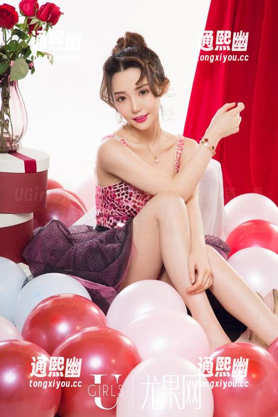 UGirls尤果网 - 李思宁黑白图包更新，看那衣服差不多一吨重的搭配！