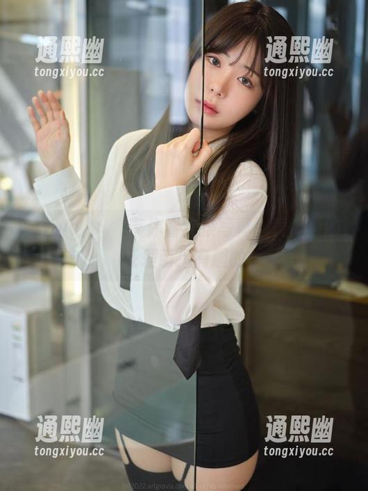 wuyo(우요)带你看女孩写真，表情里的反差萌挺有趣的