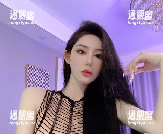 微密圈 - 夏日的不爱笑的赛琳，最新美图给你送上，直到炎热逼你跳进泳池，我们之间就是相见恨晚的关系！