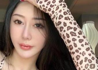 微密圈 – 不爱笑的赛琳开启无圣光新境界，秘书职位收入不减反增！