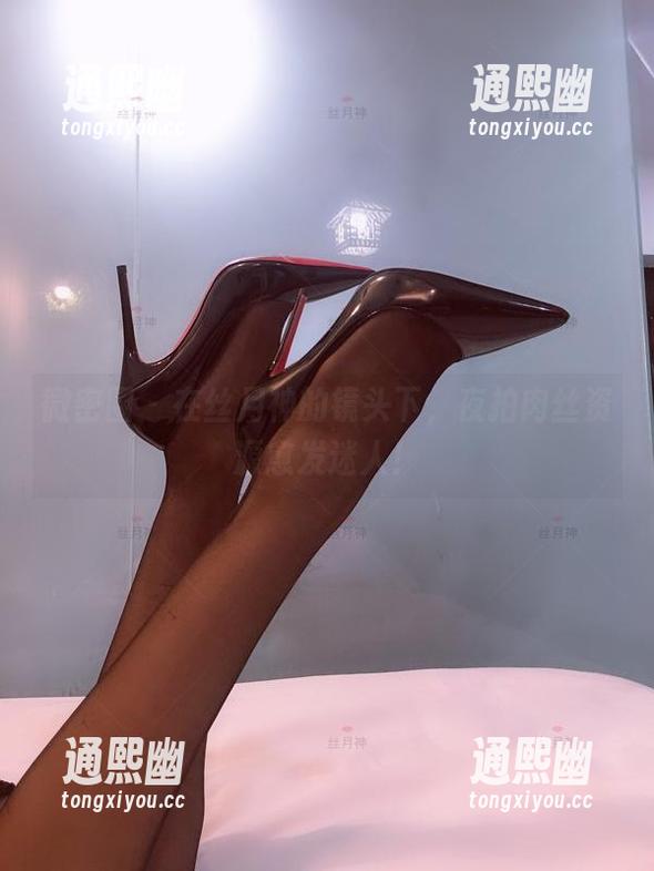 丝月神 微密圈 - 在丝月神的镜头下,夜拍肉丝资源愈发迷人!