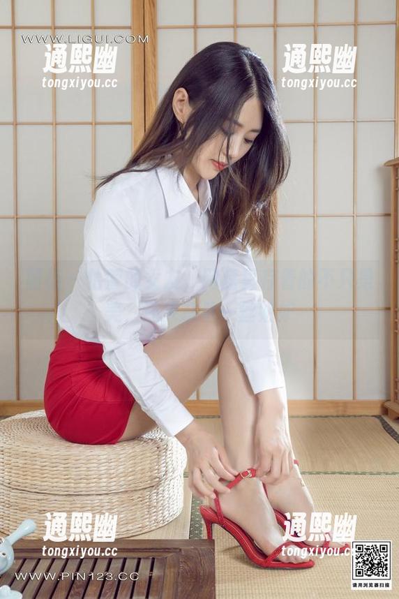 丽柜-怡萱 丽柜 - 怡萱的女友,网盘里存着的不只是美,还夹杂着一丝嫉妒