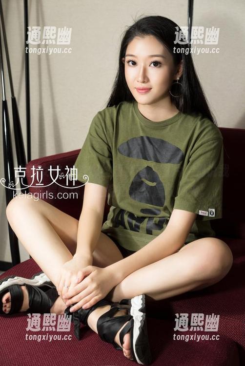克拉女神-依娜丝 克拉女神 - 依娜丝短裤高清图片,别说我没提醒你,腿控心中必藏收藏夹。