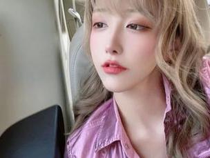 啾小妍Deer的美图合集,哦,这个角度、那条线,有点让人意外的chic。