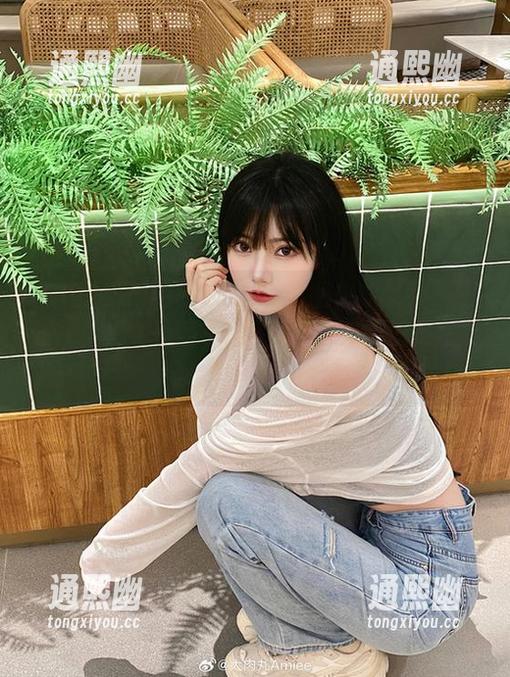 大肉丸Amiee泳池专属套图：你以为只是嬉水，其实是满满的艺术气息，难道我在看展？