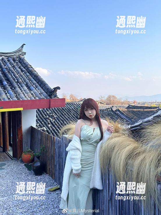 女王的气质在宝儿mysterial的私拍里，逐渐从细节里渗透。