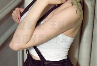 尤果网 – 教室系列：王瑞儿私拍合集，把教科书当成背景也不算太过分吧？