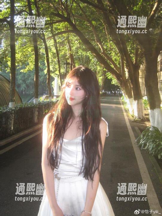 对于怡子yiii的长腿，我只能说无圣光加无下限的套图来就够了！