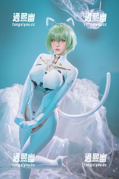 精选星之迟迟写真，蓝旗袍与花儿相遇，她在想什么啊？