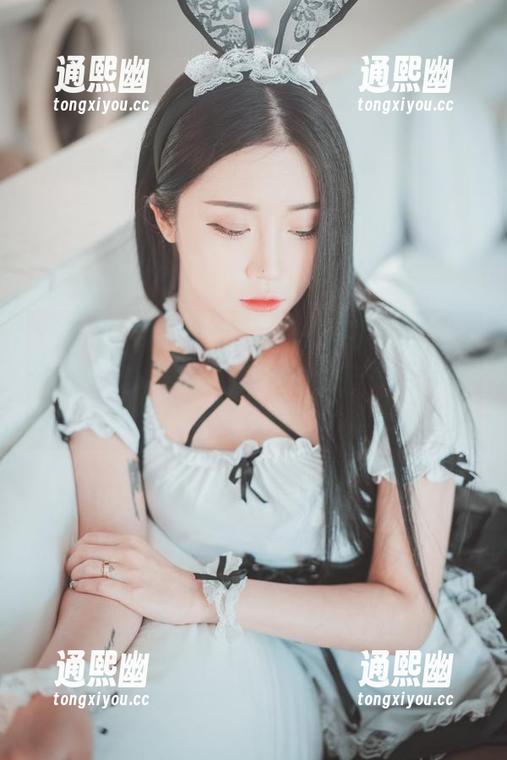 在普美(bomi)的双马尾图集中，我好像找到了转发的理由，原图的每一角度都特别值得看！