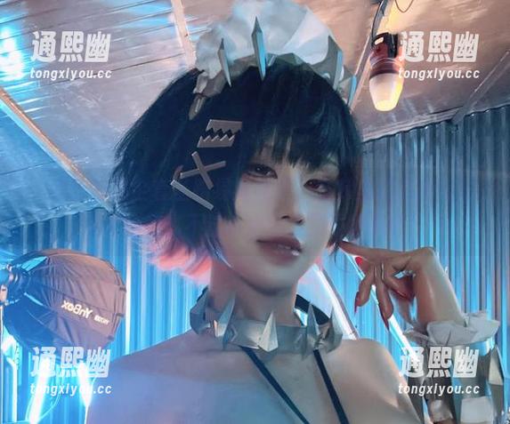 桜满三时 桜满三时的全套圣路易斯礼服,电梯里的时尚街拍全图给我!不过小心别碰到垃圾桶哦!
