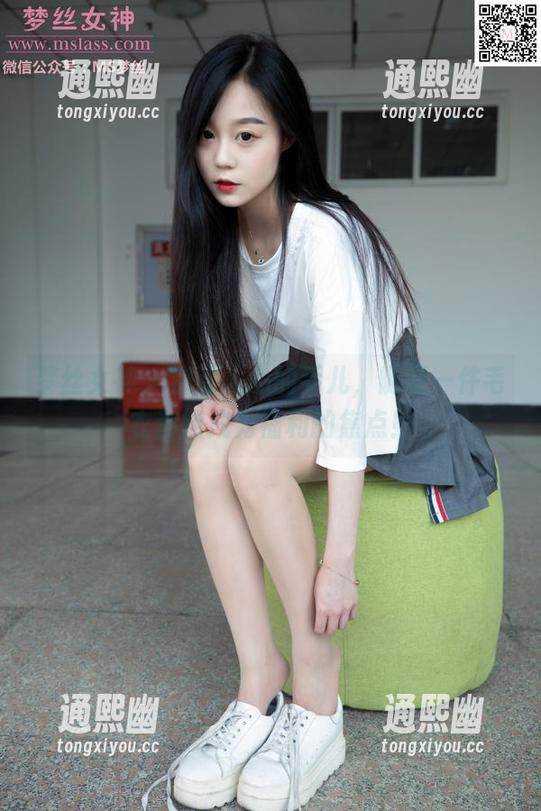 梦丝女神 - 撩动人心的乔儿，随便一件毛衣都能成为福利的焦点！