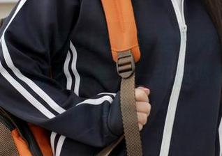 模范学院 – 观看SiByl李思宁泳池的合集，光线、水波和表情，一切都透着点别样的味道。