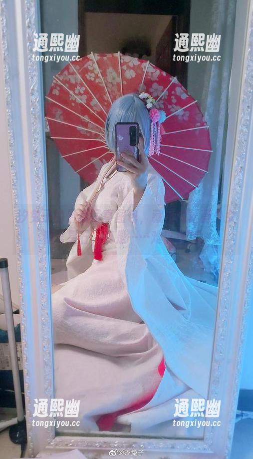 汐兔子的最新写真图包，藏着的蔷薇少女和翠星石，真是……难以理解。