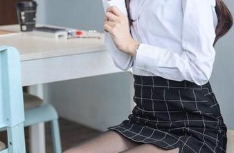既然都在看泥泥汝的裸足图片，没理由不多聊聊脚趾紧致的美感吧！