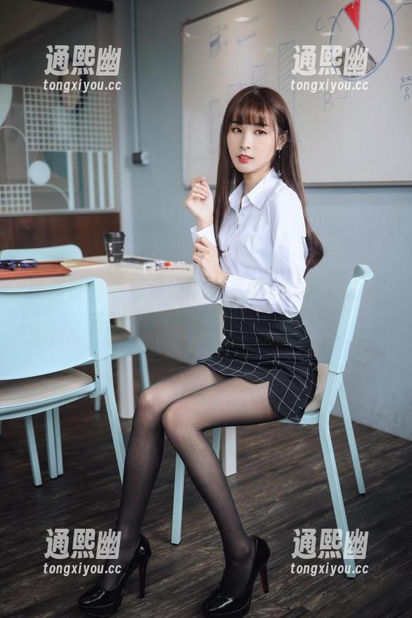 既然都在看泥泥汝的裸足图片，没理由不多聊聊脚趾紧致的美感吧！