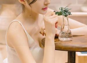 摄影师向王羽杉求助，每张蕾丝连体比基尼写真都像是在挑衅你的注意力。