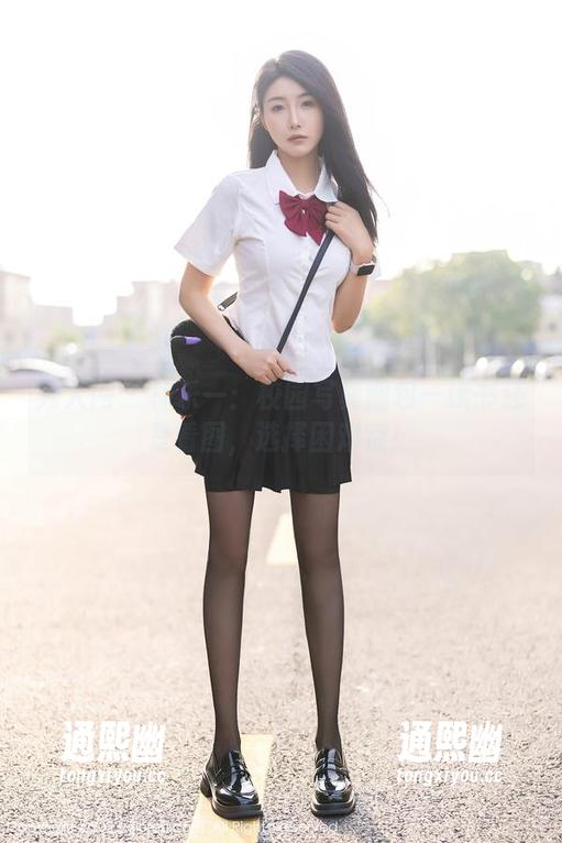 秀人网-林乐一 秀人网 - 林乐一:校园写真图包—读书还是看图,选择困难症!