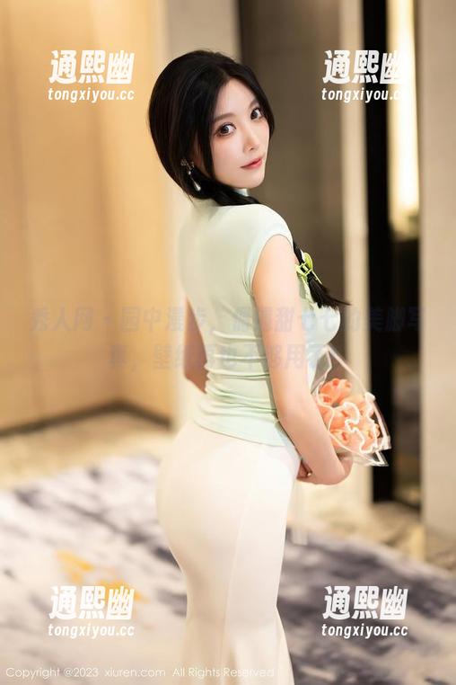 秀人网 - 园中漫步，偶遇甜七七的美脚写真，壁纸再也不够用了！