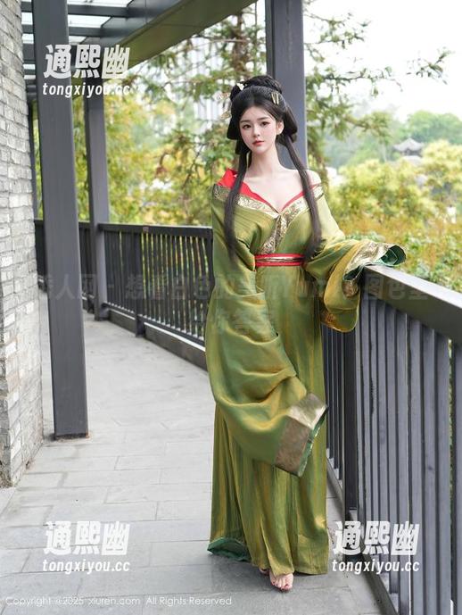 秀人网 - 想看白色的美昕Yumi？图包里给你答案