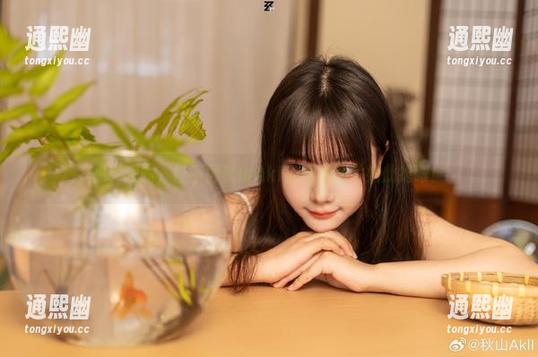 秋山AkI 福利曝露,怪不得秋山AkI的网袜图片如此抢眼!
