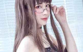 绝美白色流云迎接翎柒菜菜：这就是自带风的仙女，装逼风也透出精彩，套图赶快更新！