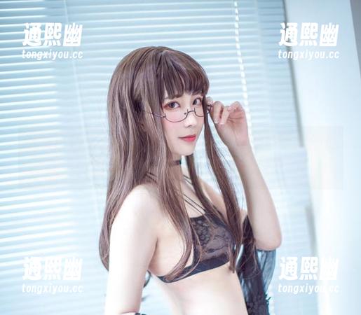 绝美白色流云迎接翎柒菜菜：这就是自带风的仙女，装逼风也透出精彩，套图赶快更新！