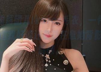 网盘里的腐团儿Ikaros毛衣，一件比一件舒服，但我好像还是更在意她背影的那份慵懒。