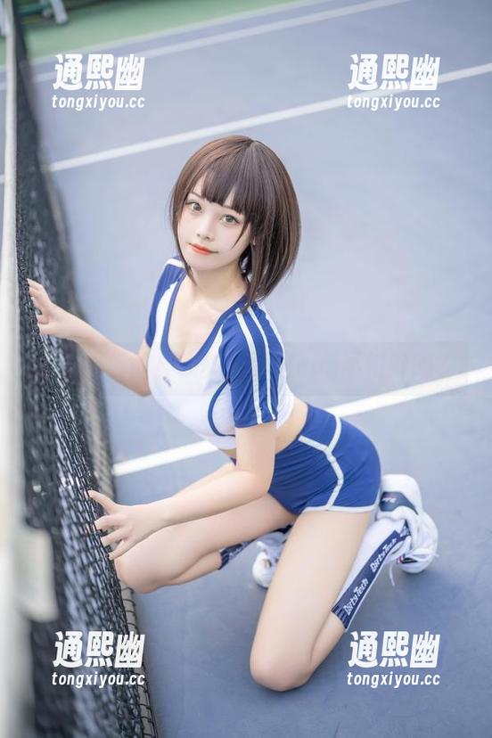 蜜汁猫裘的皮衣舞娘：这cos不怕冷吗？