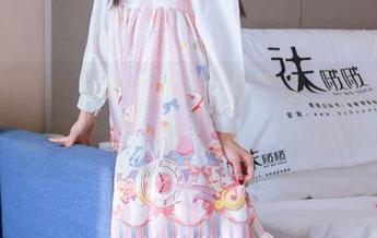 袜啵啵 – 小淳的白棉袜写真集：袜子和脚的甜蜜日常，略带爬行姿态哦。