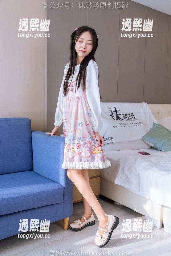 袜啵啵 - 小淳的白棉袜写真集：袜子和脚的甜蜜日常，略带爬行姿态哦。