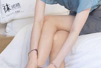 袜啵啵 - 爱上苏苏教室的免费写真,顺便学习“摆姿势”!