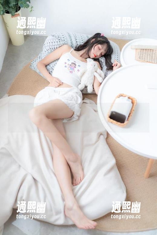 西呱呀呀呀 下载西呱呀呀呀的红裙,免费取用,让你也来个裙子合照?