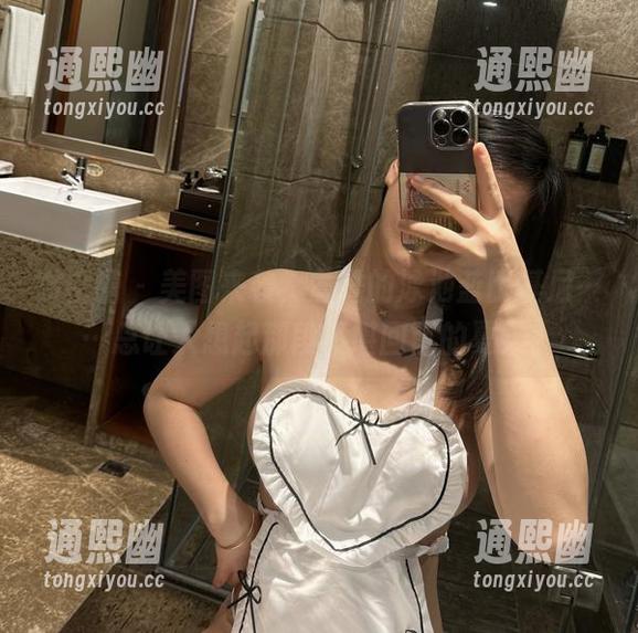 微密圈 - 美图来袭，詹詹的泳池蓝比基尼……总让人想起那段不堪回首的夏天。