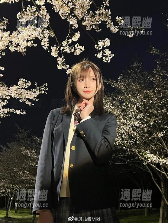 光影之间，原图里贝儿酱Miki的妹妹也是个“表情包王”！
