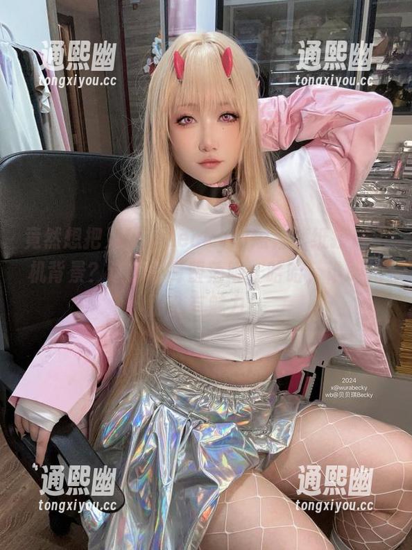 竟然想把贝贝琪Becky的短裙壁纸换成手机背景？这算不算堕落呢，哈哈，谁叫她那么有魅力！