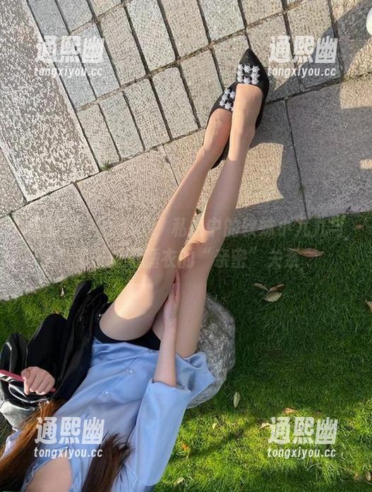微密圈 - 扎心了，私拍中的软妹小九九与那条丝滑睡衣的“亲密”关系