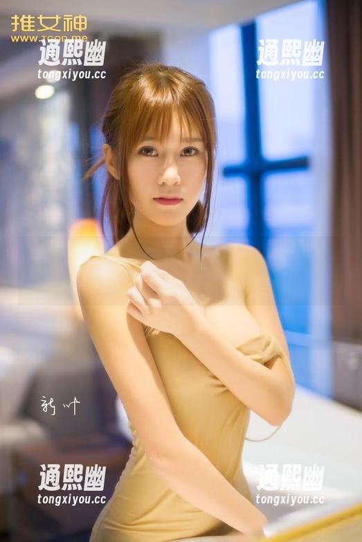 青豆客 - 施忆佳的泳池深处，藏着不为人知的作品集资源与欢乐!