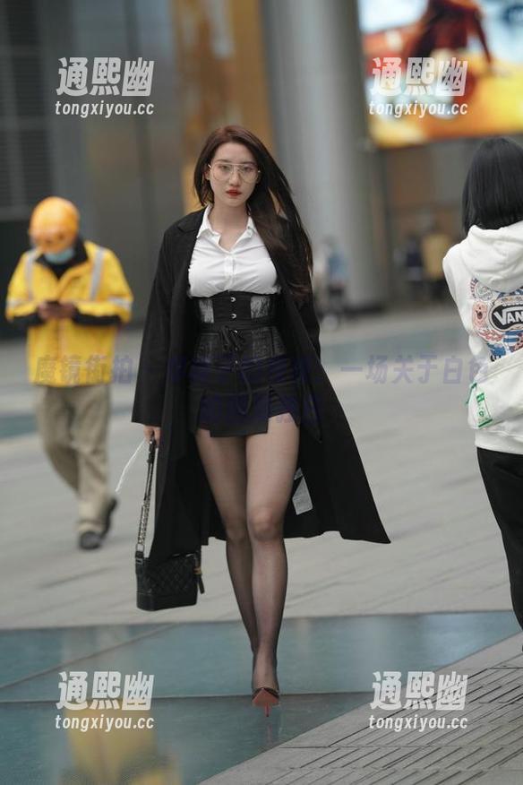 魔镜街拍-楼楼 魔镜街拍 - 穿裙子的楼楼:一场关于白色的图册独白